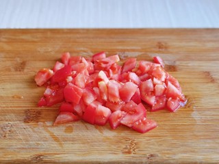 5、冬日暖心菜 罗宋浓汤,番茄洗干净，去根，切小块。