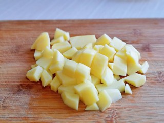 13、冬日暖心菜 罗宋浓汤,土豆去皮切丁，待牛肉炖好后再切哈，避免氧化变色。