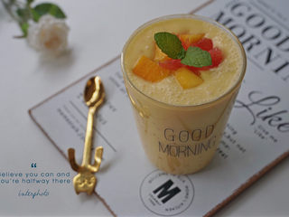 1、秒杀甜品店的，简单做法的杨枝甘露！,吃前冰一下口感酸甜，清凉，爽滑！