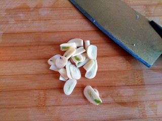 2、香辣土豆焖饭,大蒜切片备用