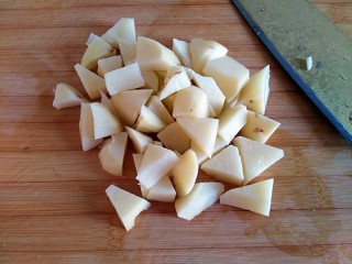 3、香辣土豆焖饭,土豆洗净去皮切小块