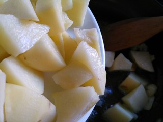 5、香辣土豆焖饭,下土豆块翻炒