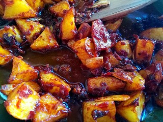 8、香辣土豆焖饭,煸炒出红油