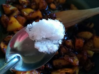 12、香辣土豆焖饭,加少许白糖炒至白糖融化即可