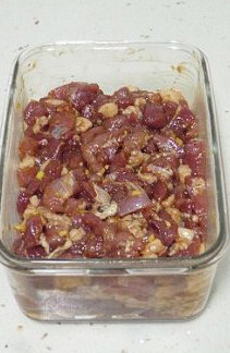 1、香浓里脊肉粽,里脊肉切方块，肥肉切小丁，加A中的调味料拌匀放冰箱冷藏腌制过夜。