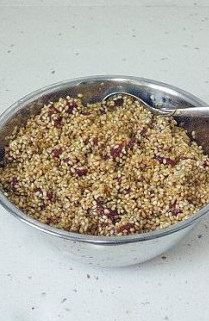 3、香浓里脊肉粽,糯米洗净加生抽拌匀，然后再将腌好的肉加入拌匀。