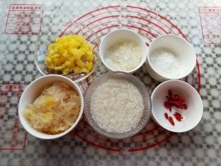 4、菠萝银耳羹,准备好所有食材的份量