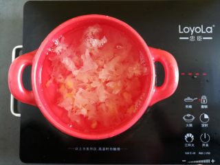 6、菠萝银耳羹,砂锅里加入大约1L凉水，放入银耳