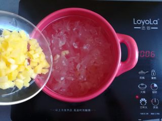 8、菠萝银耳羹, 银耳汤里加入菠萝丁
