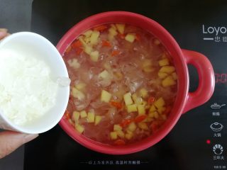 10、菠萝银耳羹,加入冰糖搅拌一下