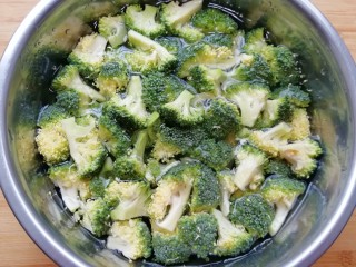 1、西兰花蛋炒饭,西兰花掰成小朵，用淡盐水浸泡15分钟左右。