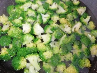 5、西兰花蛋炒饭,锅内放水烧开，放一点盐和食用油，下入西兰花焯水，水开即可捞出，控干水分备用。