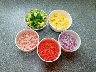 7、西兰花蛋炒饭,一切准备就绪，开始炒饭了。