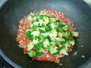 11、西兰花蛋炒饭,下入西兰花，放一点盐翻炒均匀。