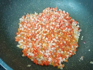 10、西兰花蛋炒饭, 加入两勺生抽翻炒均匀。