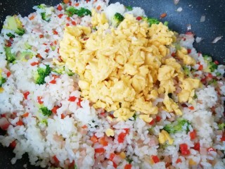 13、西兰花蛋炒饭,下入鸡蛋翻炒均匀。