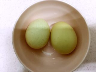 1、腊肠粒黄金炒饭,鸡蛋二个、选大一点的