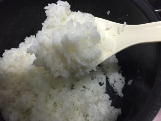 2、腊肠粒黄金炒饭,二人份的剩米饭，凉透的哦