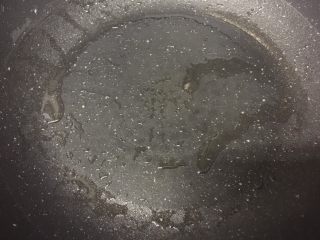 7、腊肠粒黄金炒饭,锅里的油不倒掉，留着，开中小火