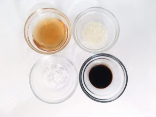 2、豆瓣鸡 中餐厅版,将料酒，白糖，盐，酱油准备好备用