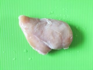 3、豆瓣鸡 中餐厅版,将买回来的鸡胸肉洗干净备用，也可以换成其他部位的鸡肉，比如鸡腿肉