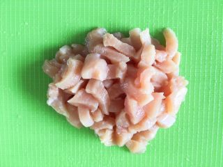 4、豆瓣鸡 中餐厅版,将洗干净的鸡胸肉切均匀小块备用