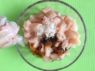 5、豆瓣鸡 中餐厅版,在小块鸡胸肉里倒入料酒，白糖，酱油盐