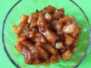 6、豆瓣鸡 中餐厅版,然后抓均匀，如图所示，切记不要太咸，因为后面还要加入豆瓣酱的