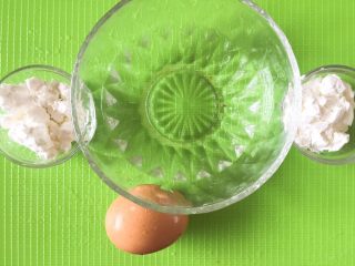 7、豆瓣鸡 中餐厅版,将水，鸡蛋，淀粉准备好，将淀粉加水到水里，搅拌均匀，然后加入鸡蛋搅拌均匀