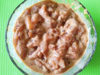 8、豆瓣鸡 中餐厅版,然后将腌制好的鸡胸肉混在一起抓均匀，尽量每块肉上都裹满