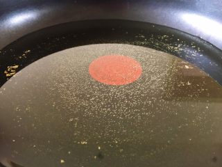 10、豆瓣鸡 中餐厅版,锅里加入稍微多一点的油，油烧开