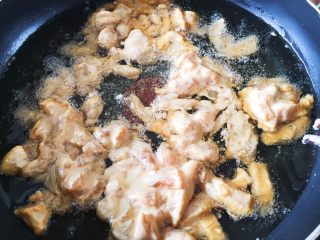 11、豆瓣鸡 中餐厅版,将调好的鸡胸肉快速放入锅中，用筷子快速搅拌，搅散不让它太连在一起