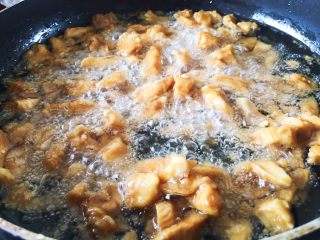 12、豆瓣鸡 中餐厅版,不停搅拌打散，直至金黄