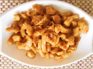 13、豆瓣鸡 中餐厅版,然后沥干油，捞出鸡胸肉装盘备用