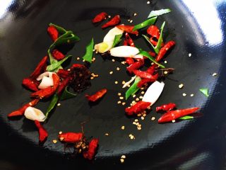 14、豆瓣鸡 中餐厅版,换个锅，加少许油，花椒，红辣椒，大葱进去爆香