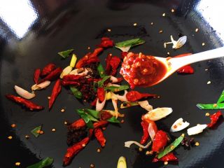 15、豆瓣鸡 中餐厅版,然后加入一勺豆瓣酱