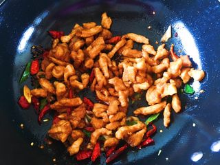 16、豆瓣鸡 中餐厅版,倒入刚刚炸好的鸡胸肉混在一起翻炒片刻