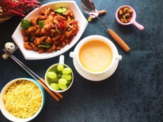 18、豆瓣鸡 中餐厅版,一个人也要吃好，黄金炒饭，胡萝卜牛奶汤，一份水果，一份酱菜，配上豆瓣鸡，完美。