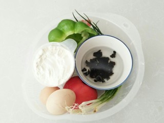 1、酸甜剪刀面,食材：黑木耳，香葱，面粉，青椒，番茄，山鸡蛋。