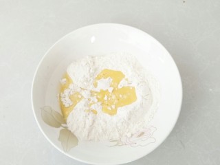 2、酸甜剪刀面,面粉中放入2克盐，打入半个鸡蛋，适量清水。