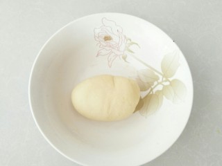 3、酸甜剪刀面,揉成光滑的面团，盖上保鲜膜醒发20分钟。