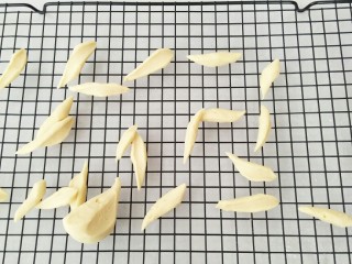 5、酸甜剪刀面,面团排气后中剪刀剪成菱形状。