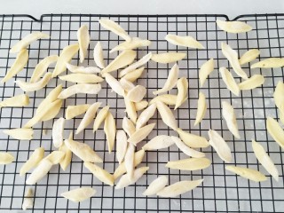 6、酸甜剪刀面,做好的剪刀面，防粘连。