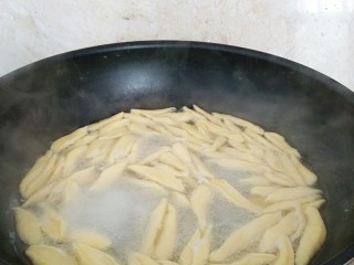 7、酸甜剪刀面,锅中烧开水，放入剪刀面，煮3分钟左右。
