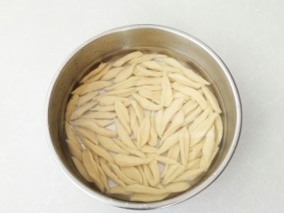 8、酸甜剪刀面,捞出放入凉开水中过凉。