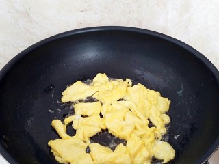 9、酸甜剪刀面,重新烧热锅，放入适量油放入蛋液炒出备用。