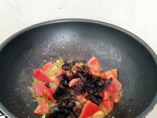 12、酸甜剪刀面,倒入木耳翻炒。