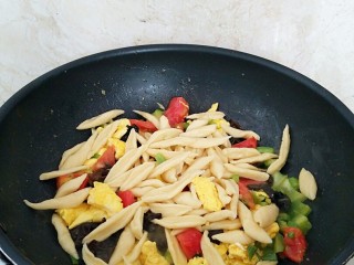 13、酸甜剪刀面,倒入青椒，鸡蛋，剪刀面中火翻炒。