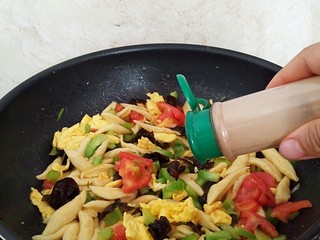 14、酸甜剪刀面,放入胡椒粉，白糖翻炒。