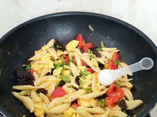 15、酸甜剪刀面,出锅前调入盐拌匀。